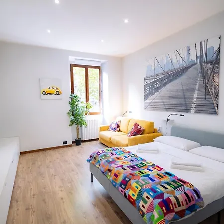 The Red Bricks - San Babila Area Apartament *
