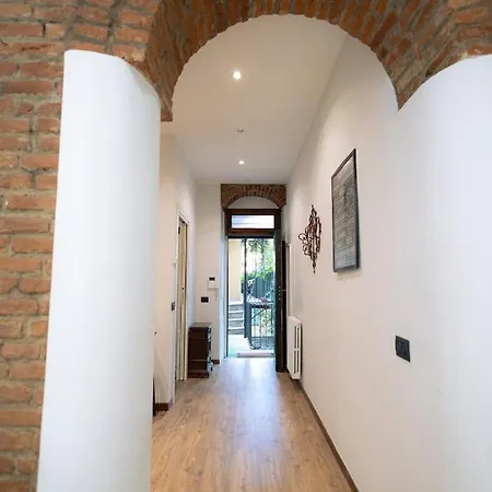The Red Bricks - San Babila Area Apartament