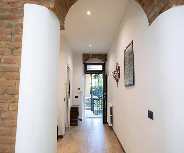 The Red Bricks - Tricolore San Babila Apartment